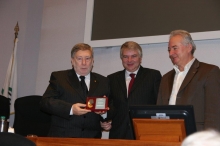 L'Ambasciatore della Federazione Russa in Italia, Meshkov (al centro) consegna al Console Ginesi l'onorificenza al Merito Diplomatico in occasione del 200°della fondazione del Corpo Consolare di Russia. A destra Raffaele Bucciarelli